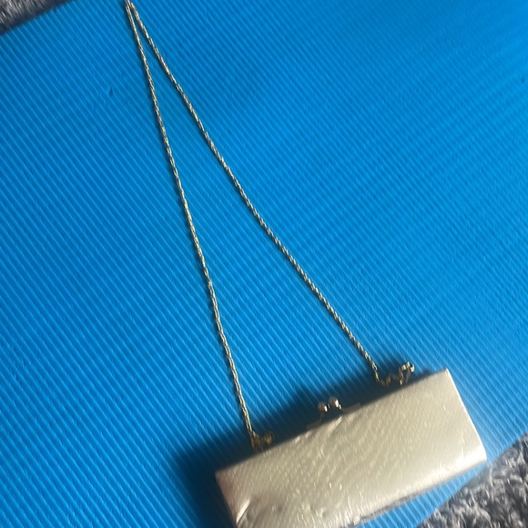 Gold clutch with a little scratch on the front and slightly on the back - Picture 3 of 4